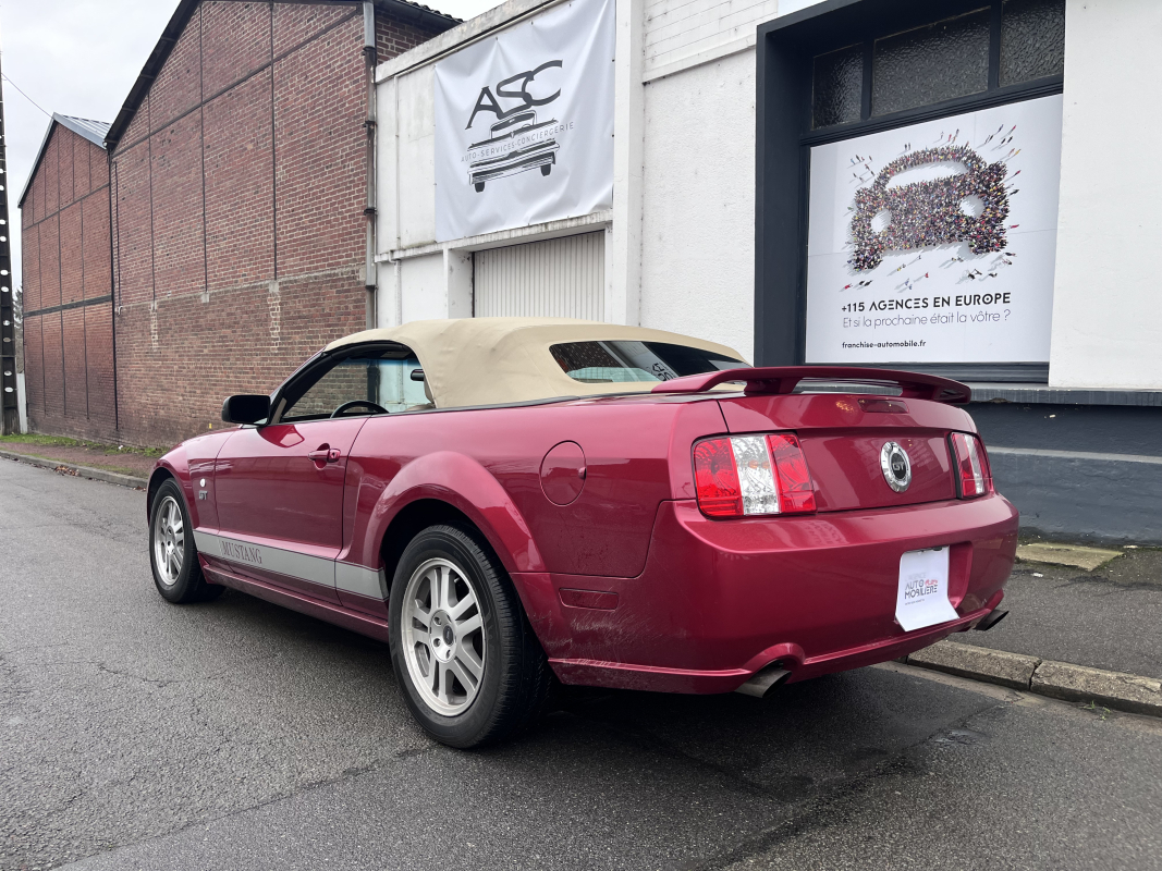 Ford Mustang Convertible — 8