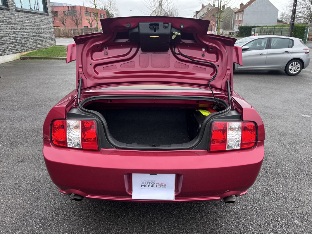 Ford Mustang Convertible — 32