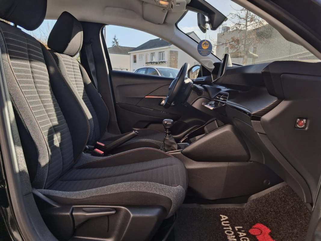 Peugeot 208 — 12