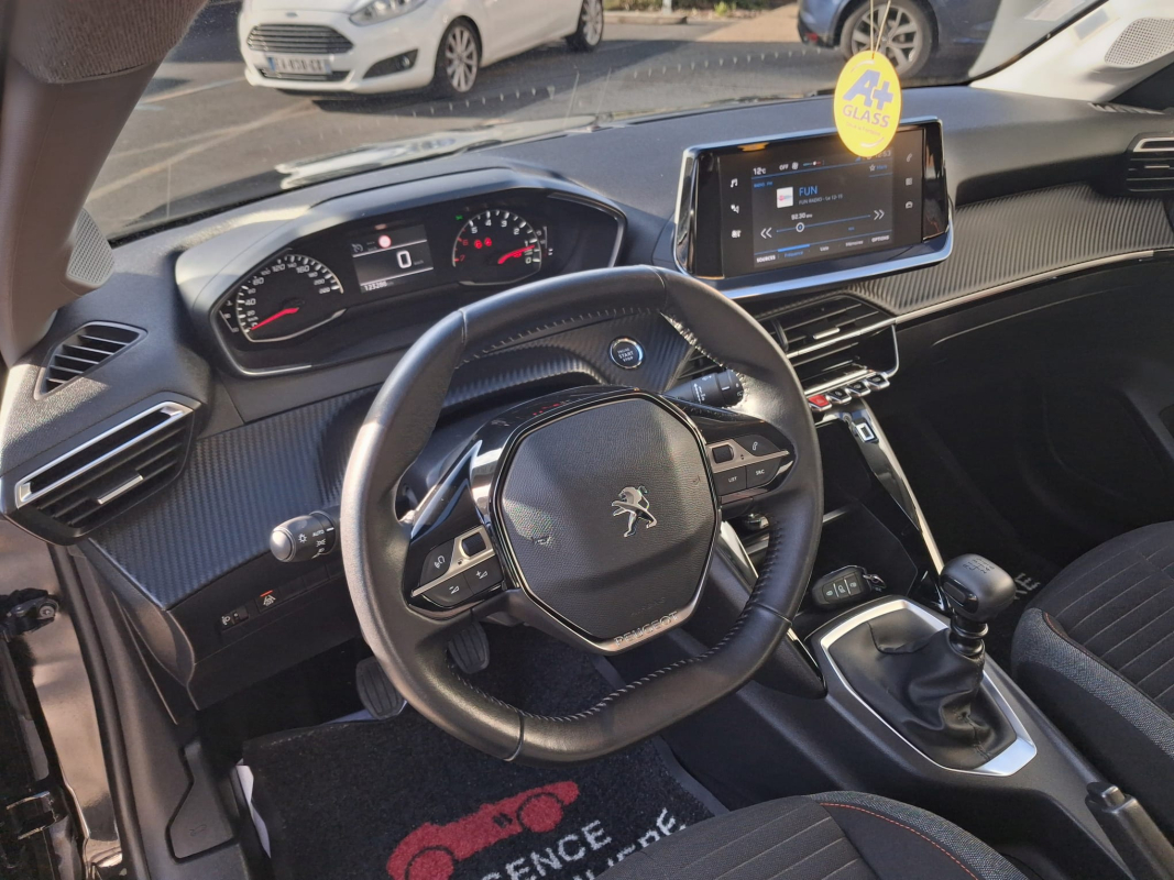 Peugeot 208 — 10