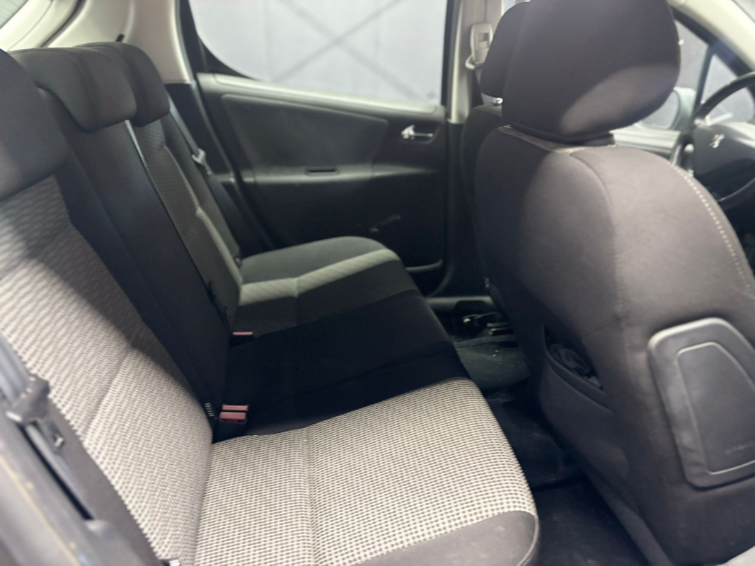 Peugeot 207 — 11