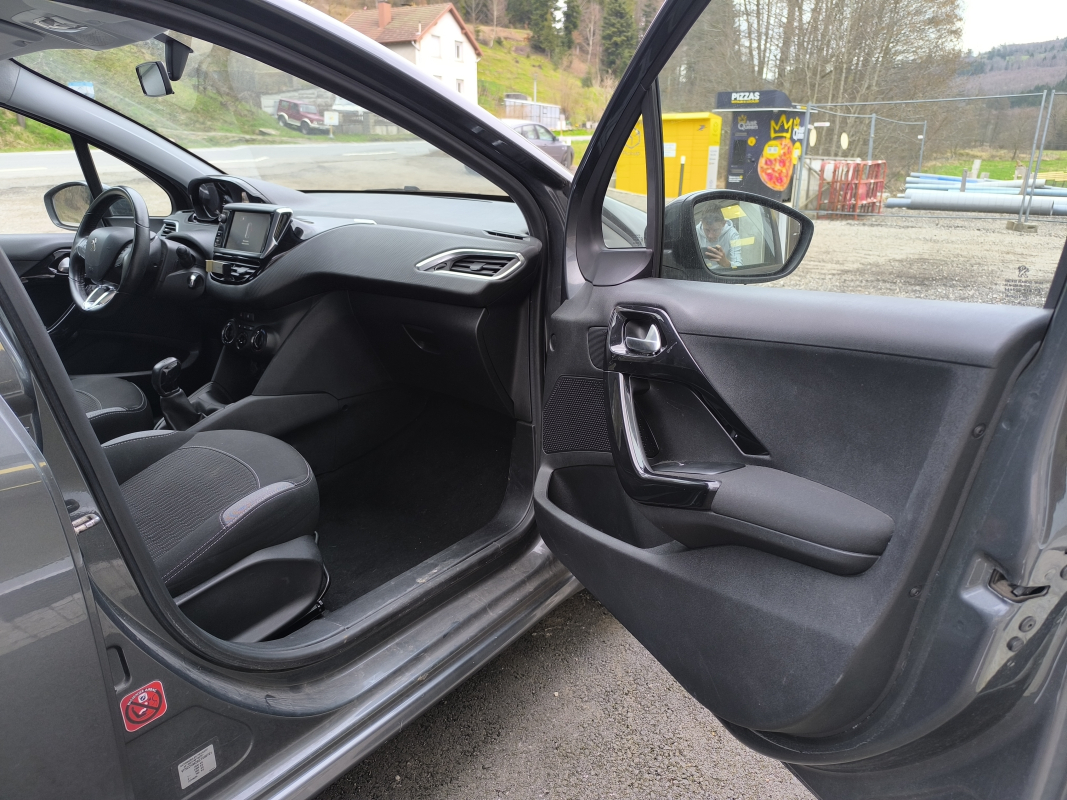 Peugeot 208 — 23
