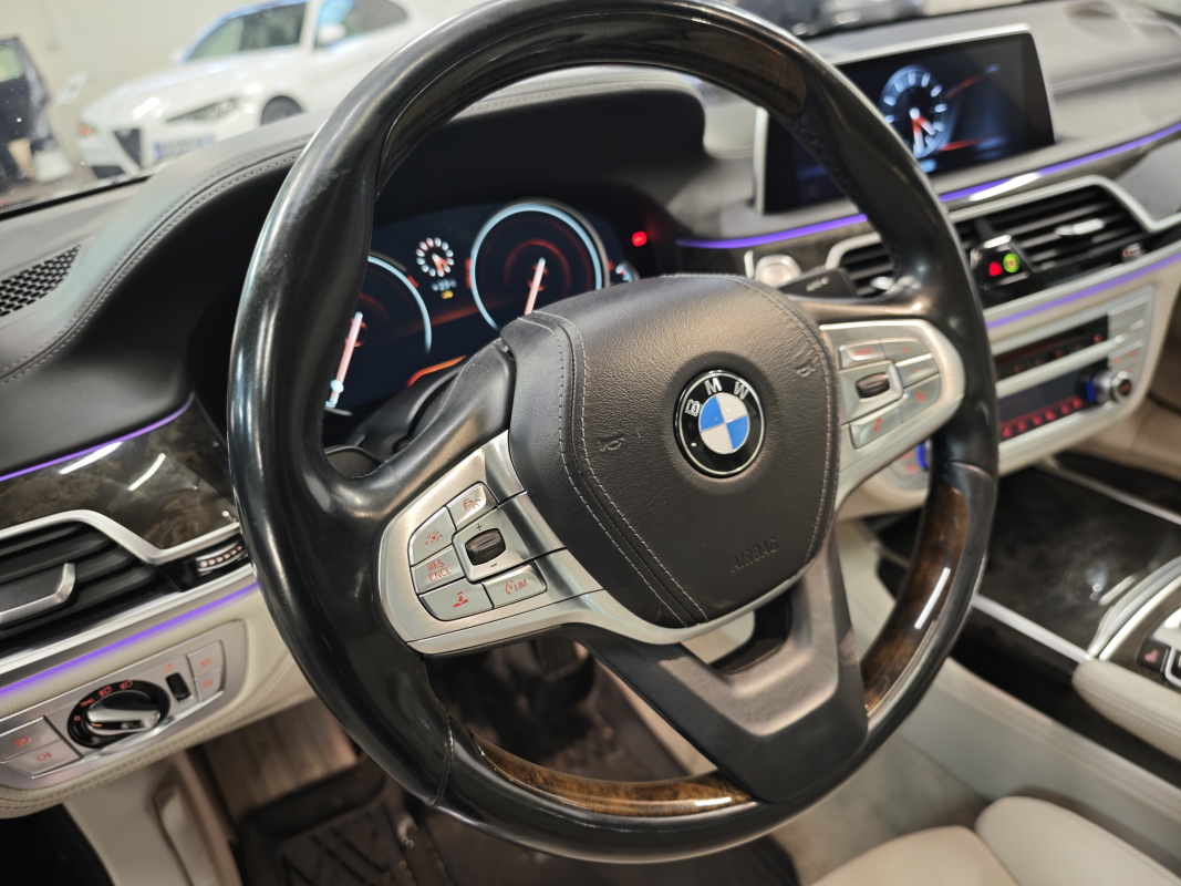 Bmw Série 7 — 12