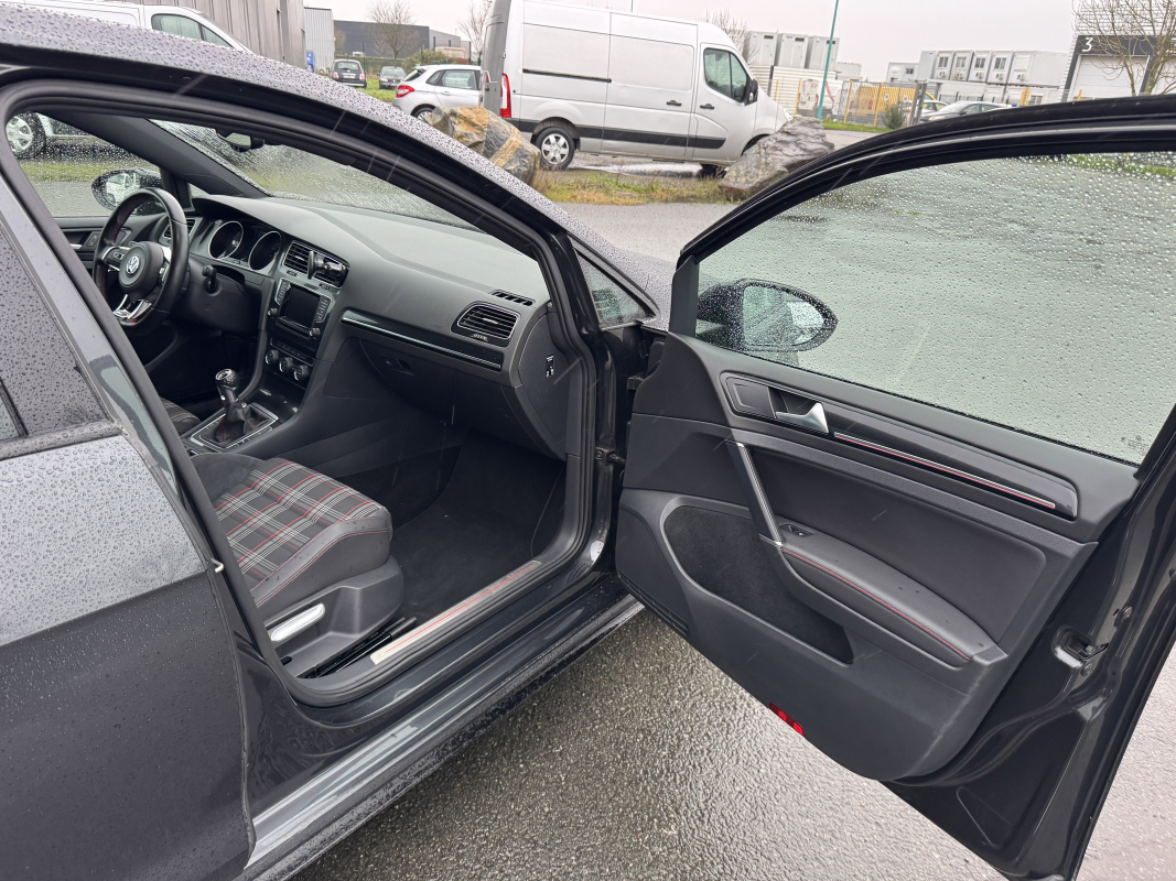 Volkswagen Golf — 24