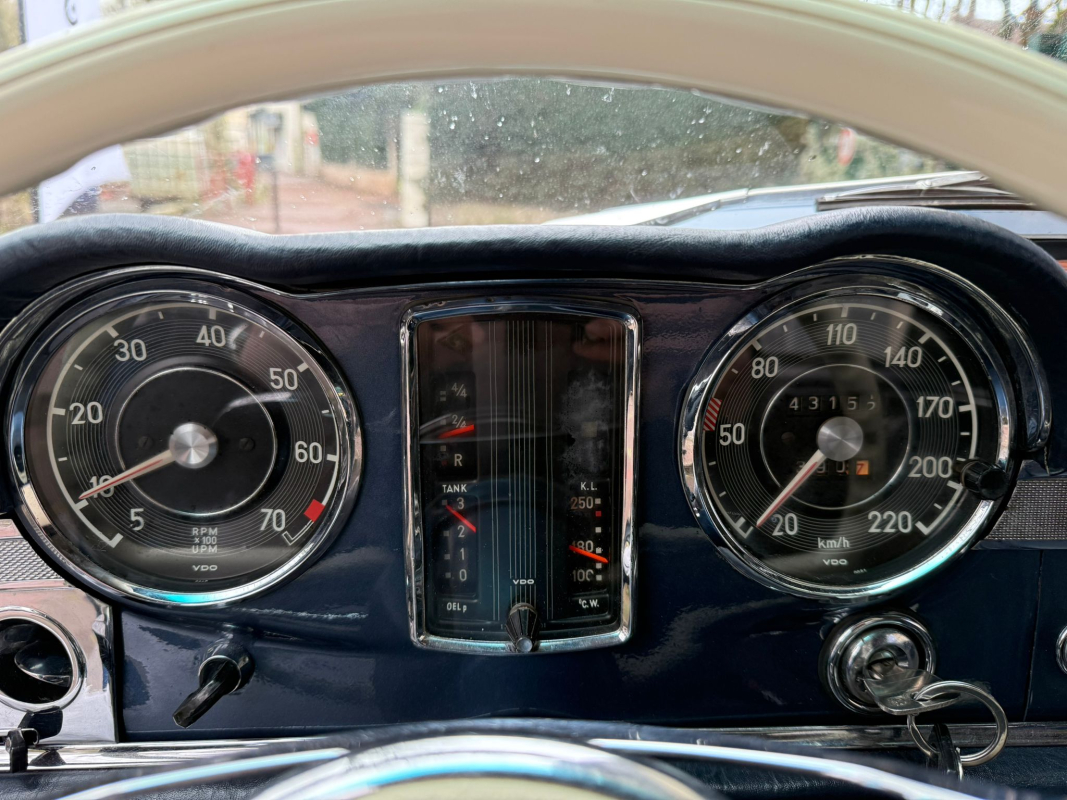 Mercedes 230 SL — 12