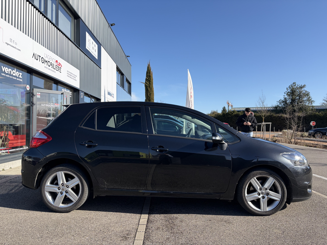 Toyota Auris — 28