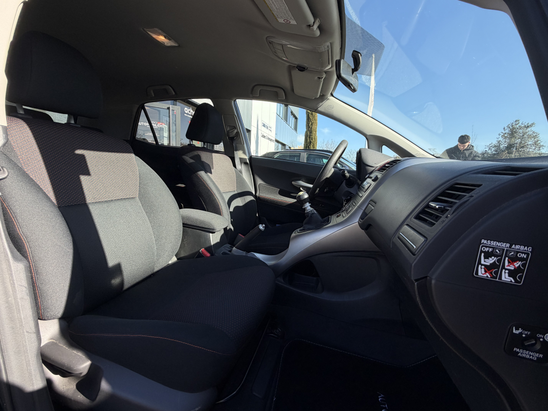Toyota Auris — 11