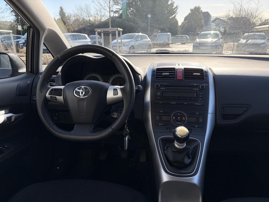 Toyota Auris — 15