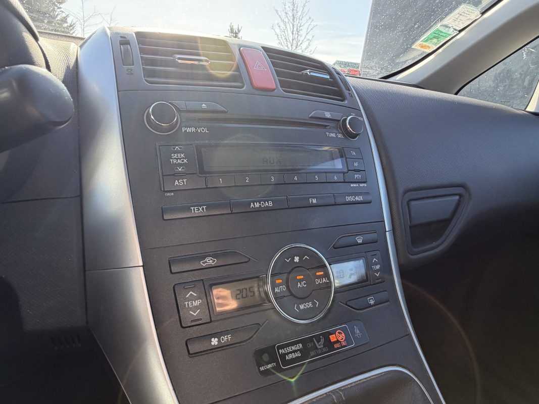 Toyota Auris — 17