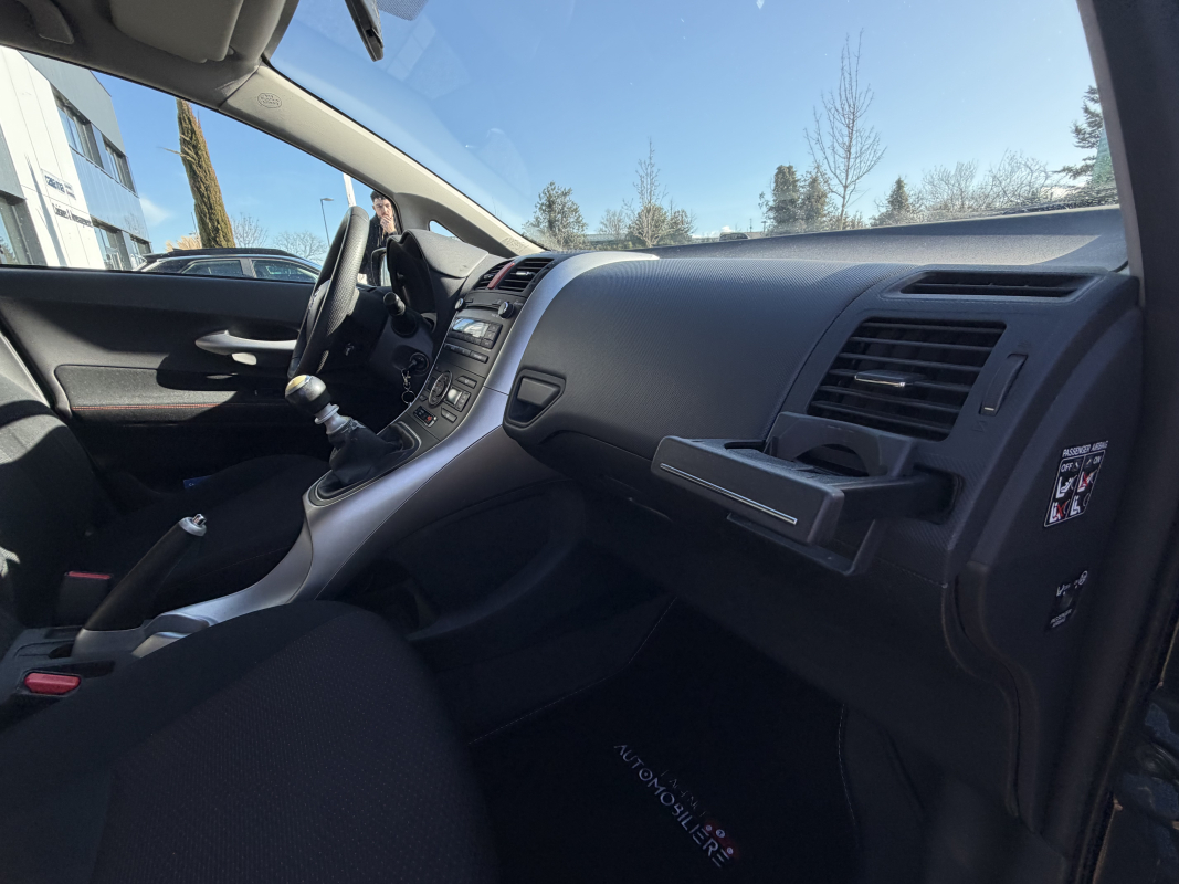 Toyota Auris — 23