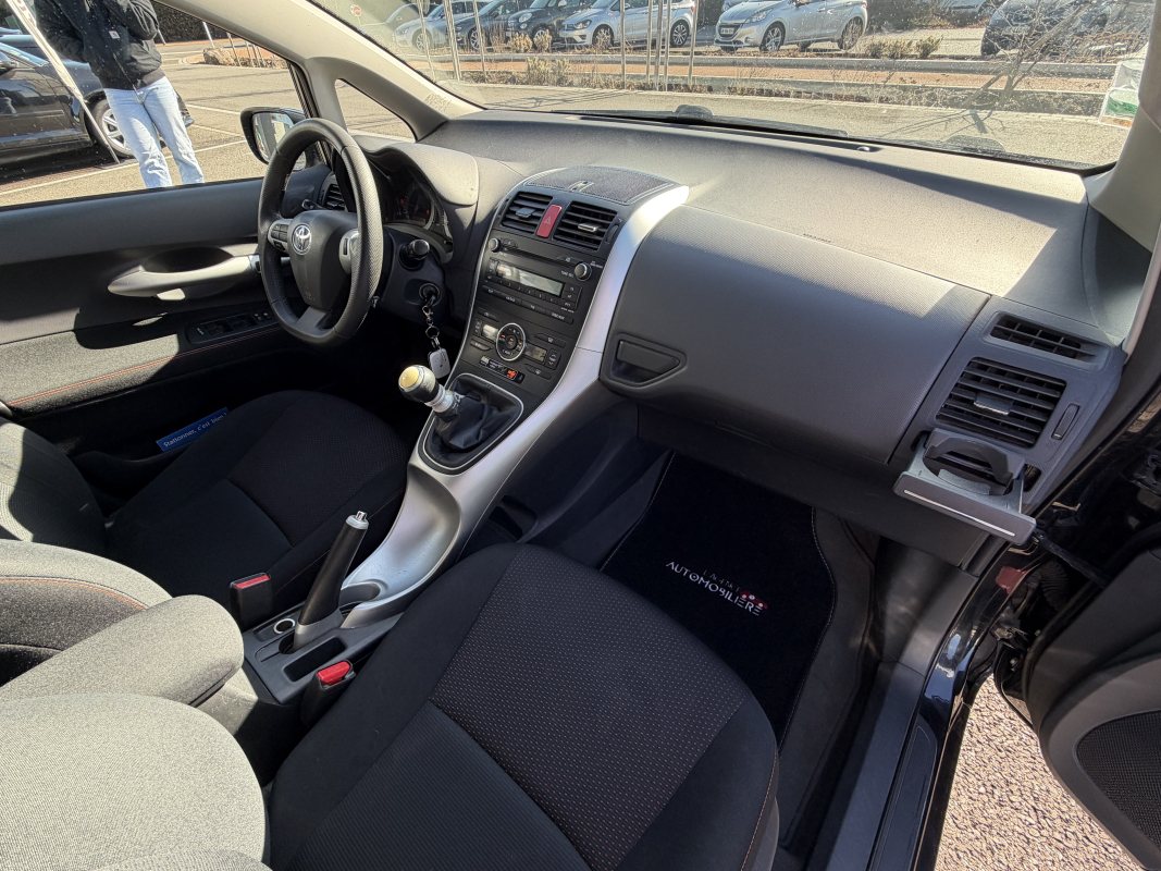 Toyota Auris — 10