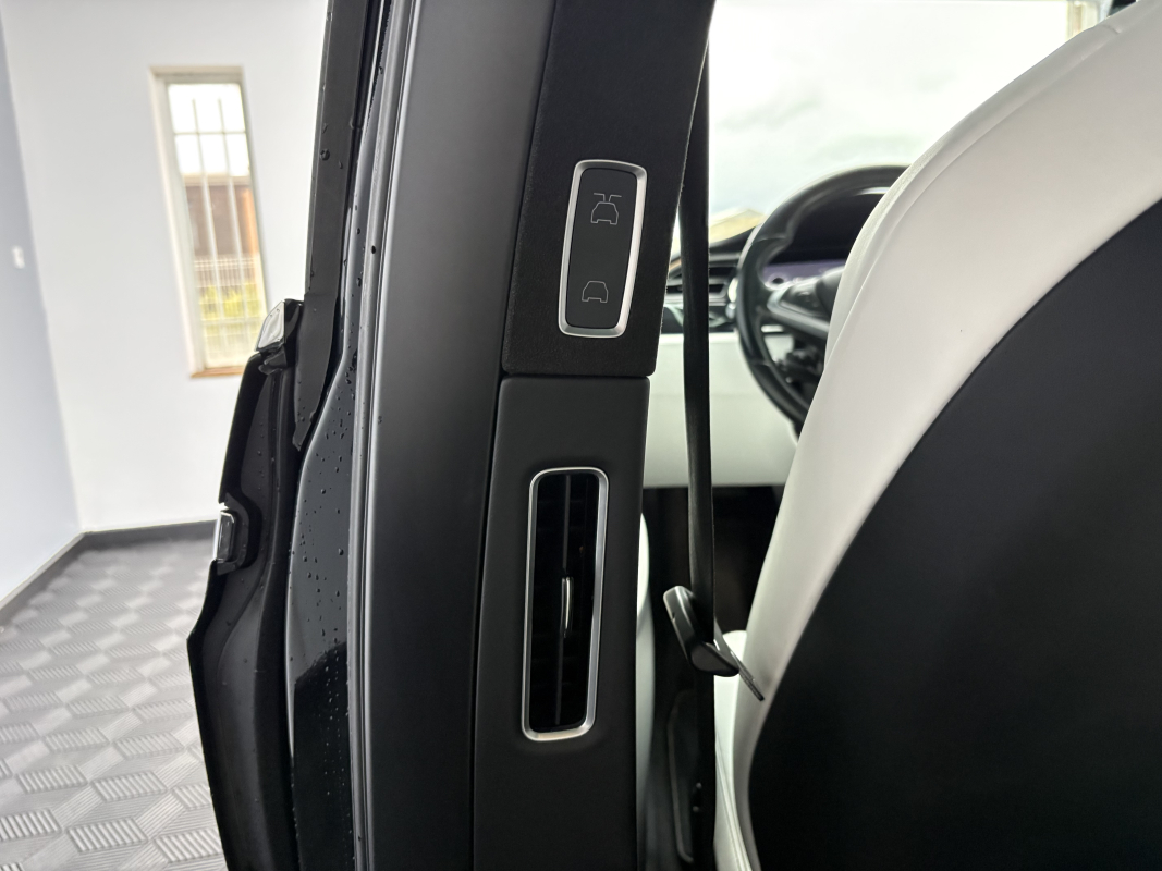 Tesla Model X — 32