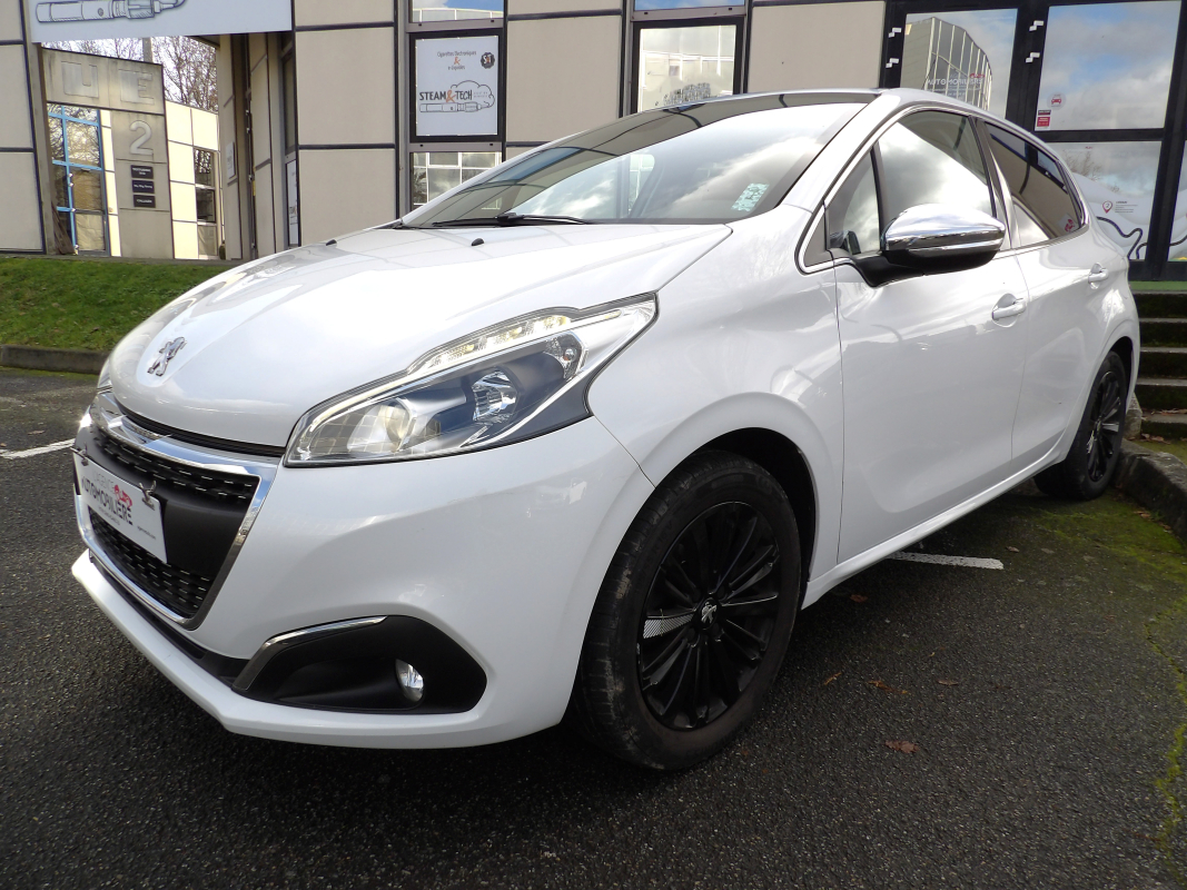Peugeot 208 — 3