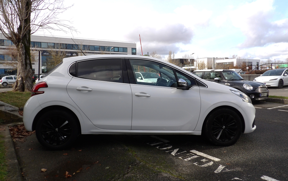Peugeot 208 — 8