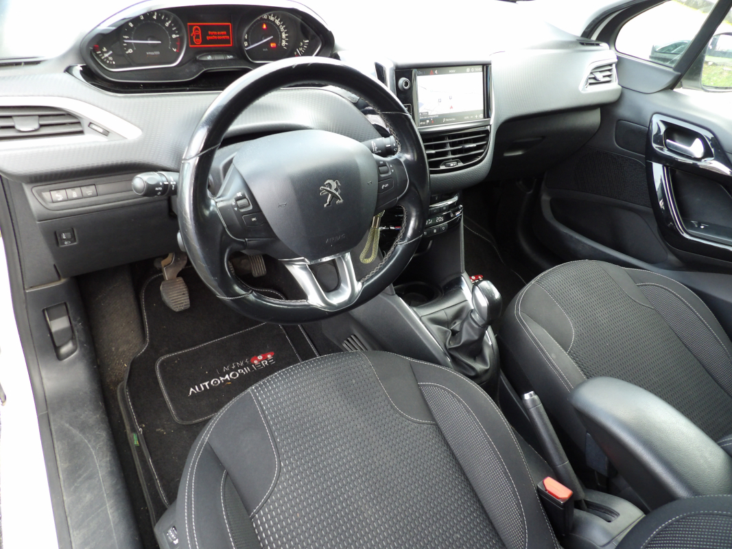 Peugeot 208 — 11