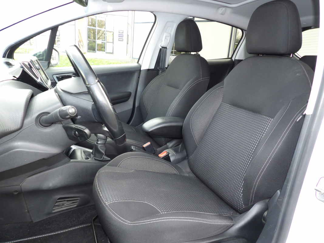 Peugeot 208 — 12