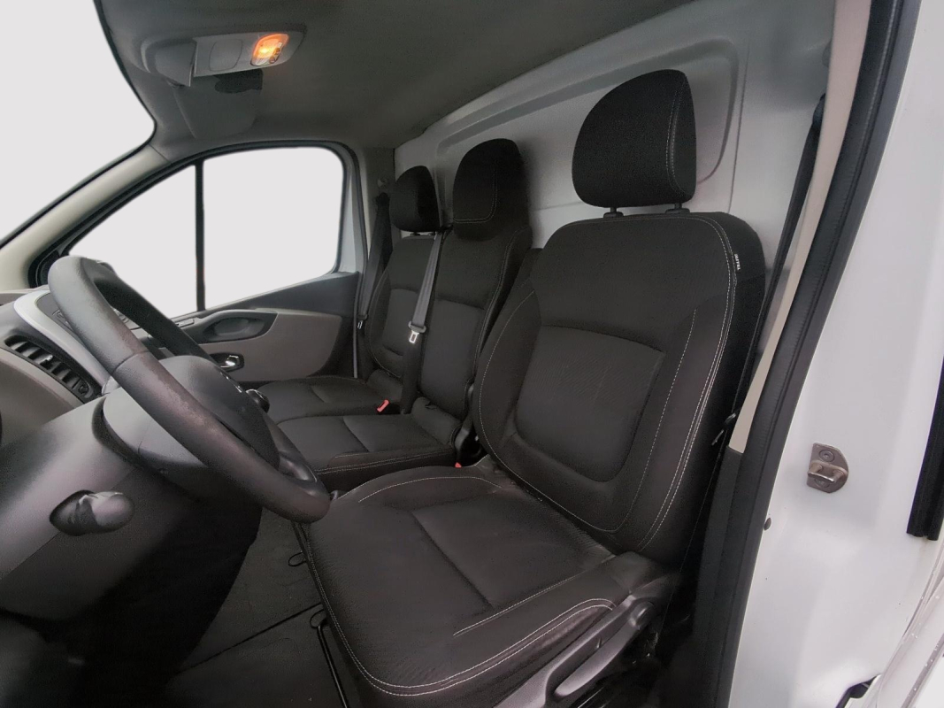 Renault Trafic Combi — 12