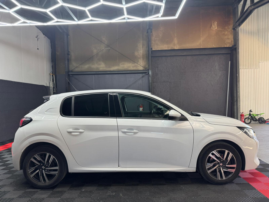 Peugeot 208 — 7