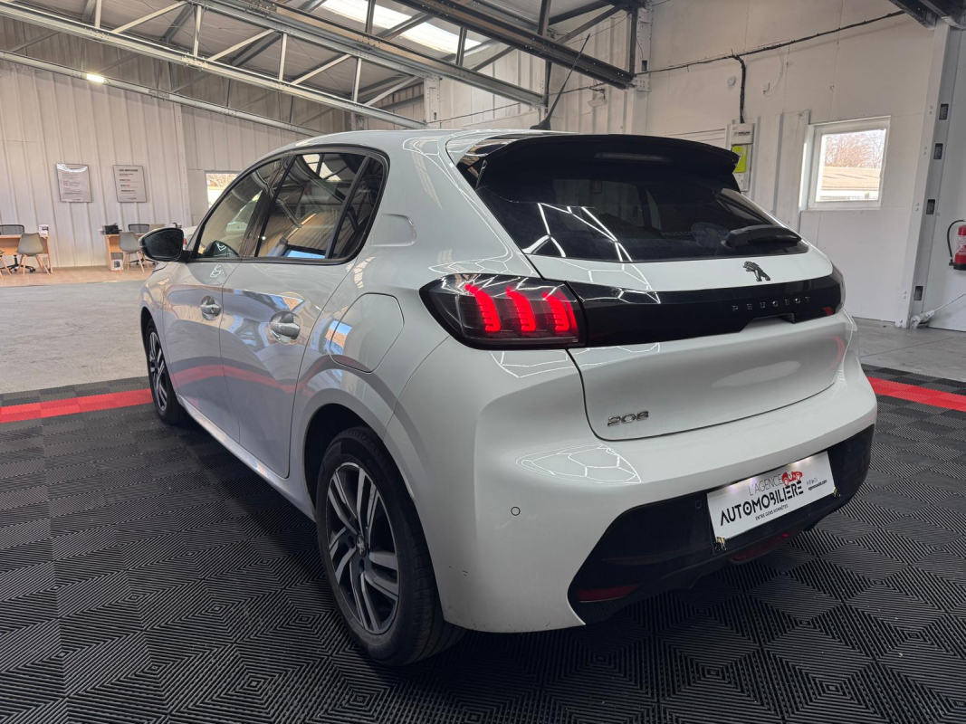 Peugeot 208 — 10