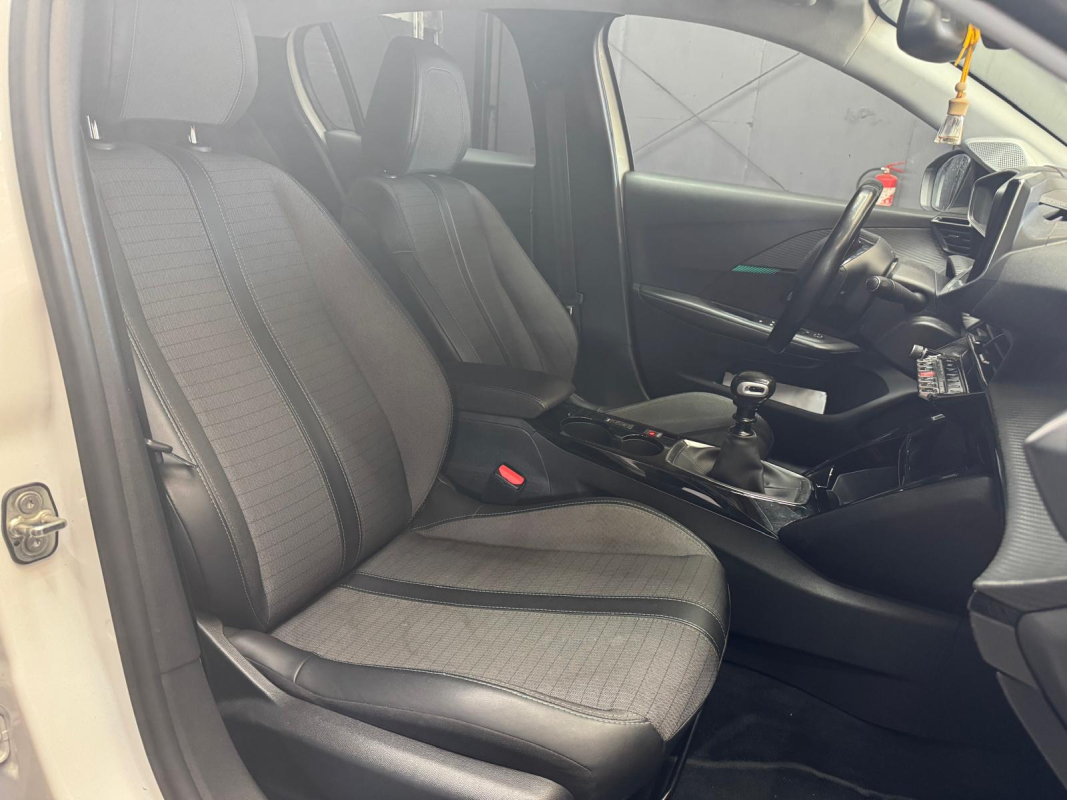 Peugeot 208 — 17