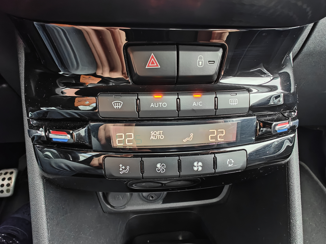 Peugeot 208 — 25
