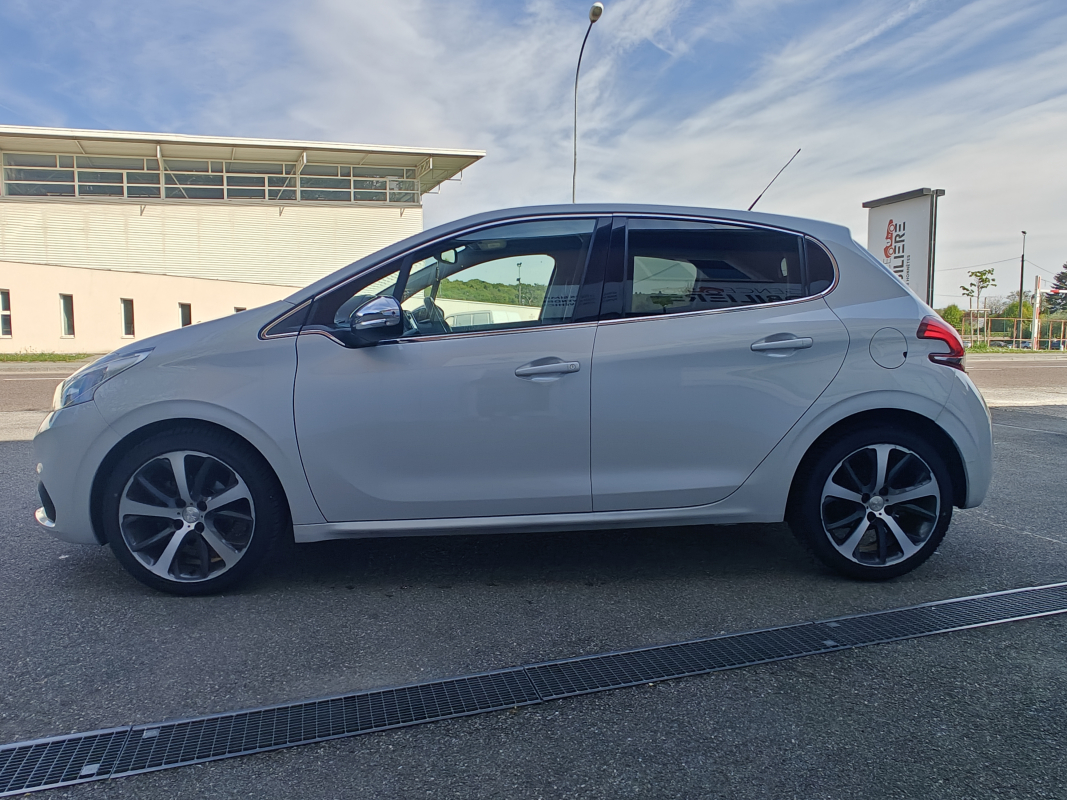 Peugeot 208 — 4
