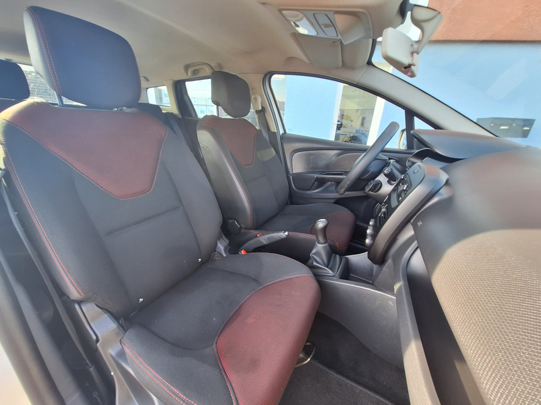Renault Clio Estate — 12