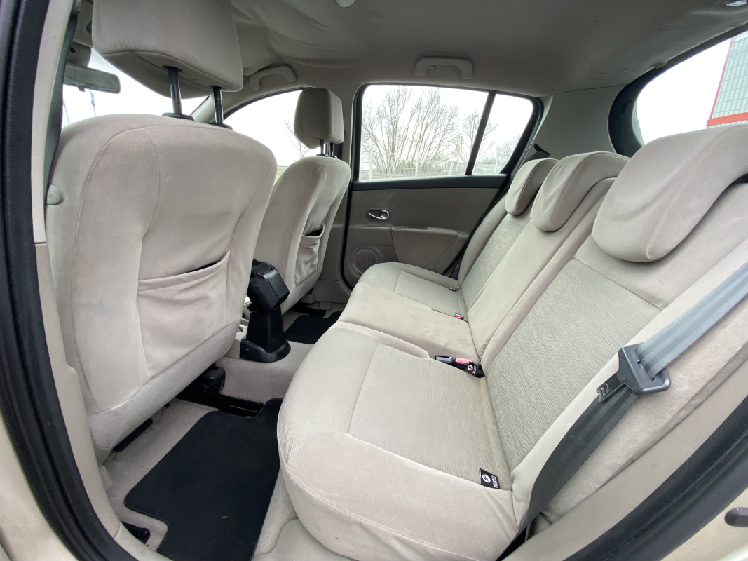Renault Clio — 12