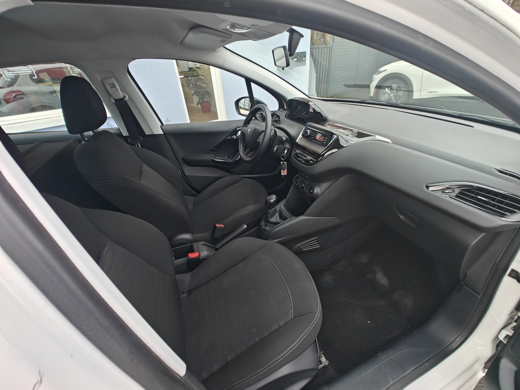 Peugeot 208 — 12