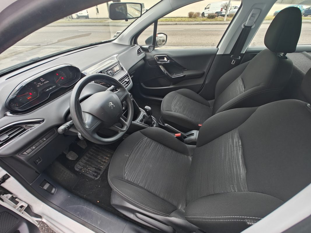 Peugeot 208 — 11