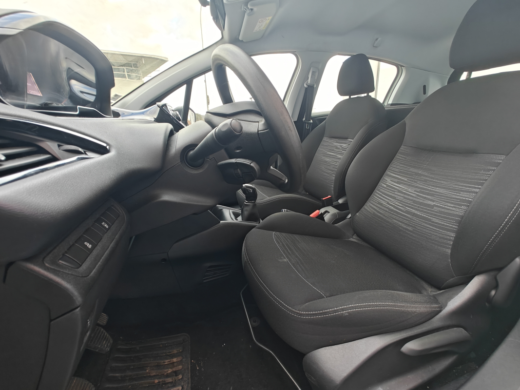 Peugeot 208 — 10