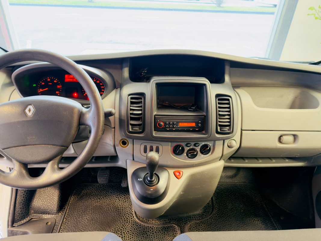 Renault Trafic — 12