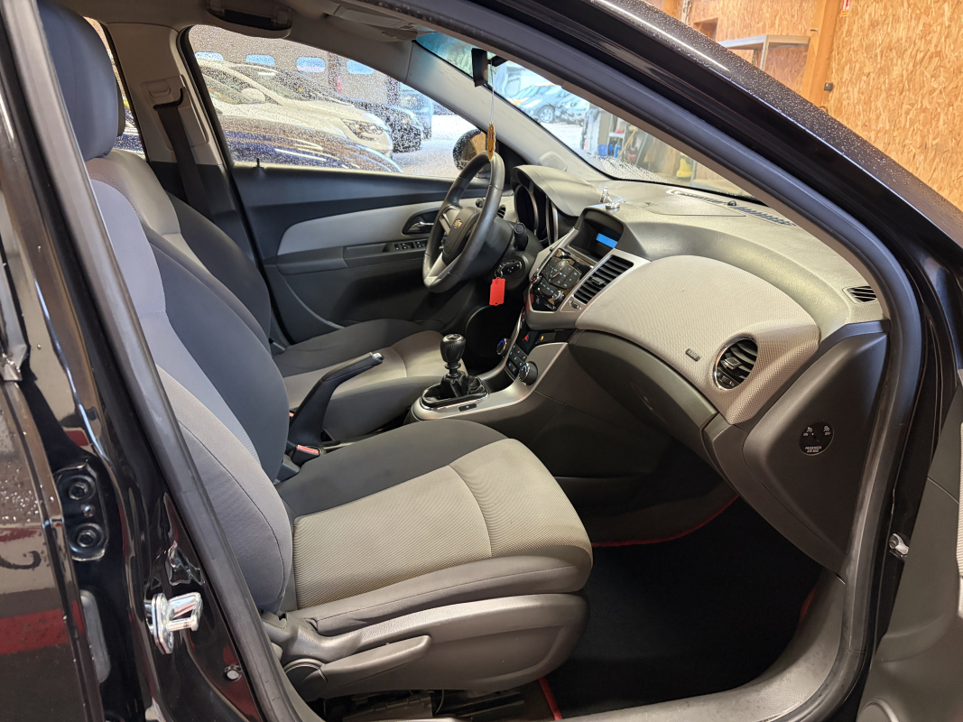 Chevrolet Cruze — 12