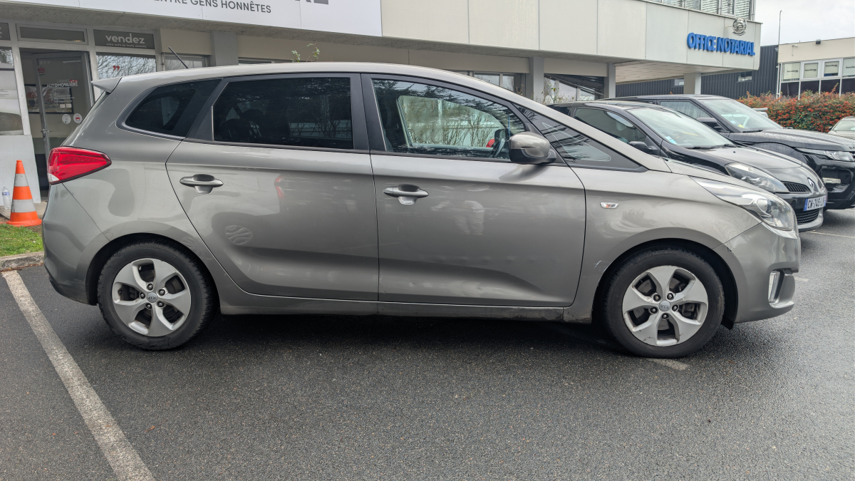 Kia Carens — 8