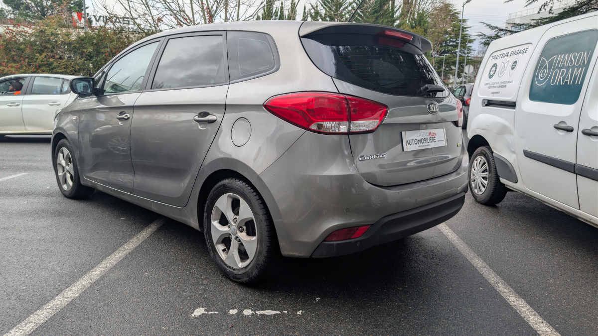 Kia Carens — 5