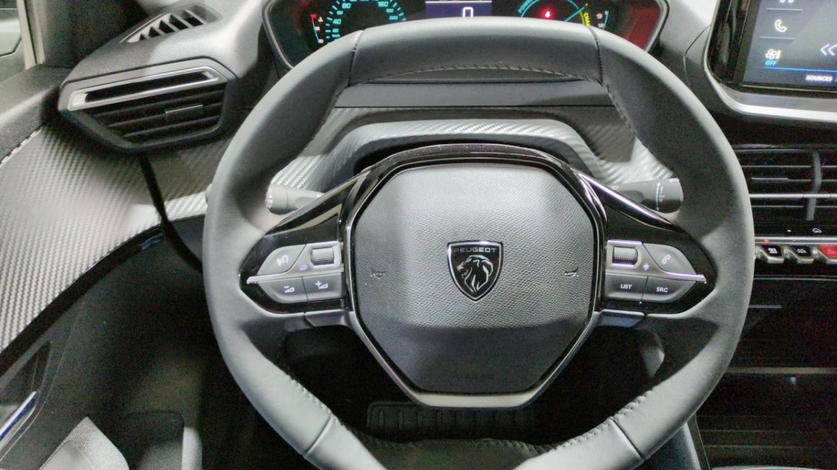 Peugeot 208 — 7