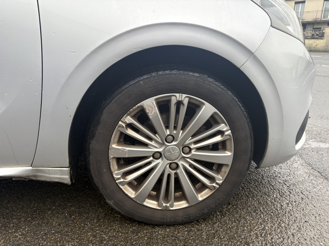 Peugeot 208 — 10