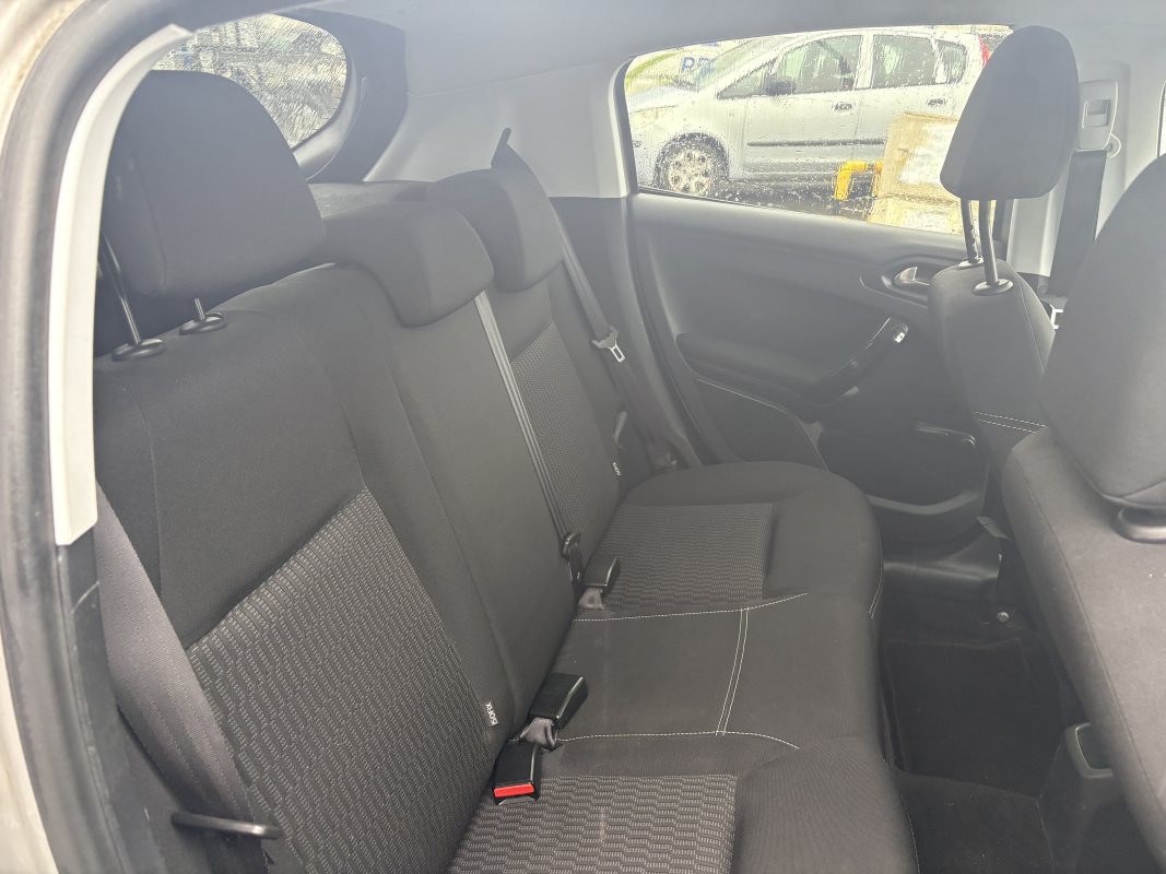 Peugeot 208 — 15