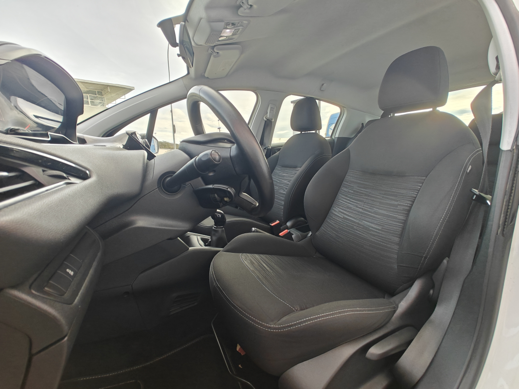 Peugeot 208 — 10