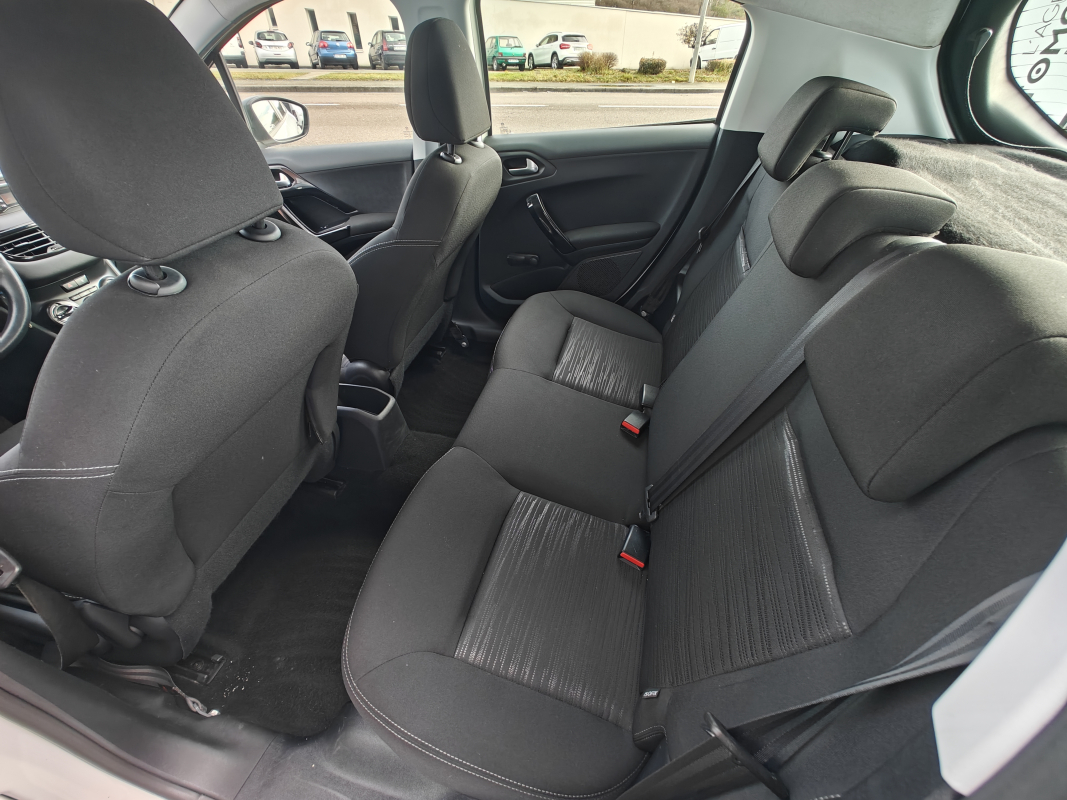 Peugeot 208 — 12