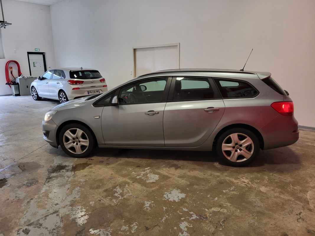 Opel Astra Sports Tourer — 3