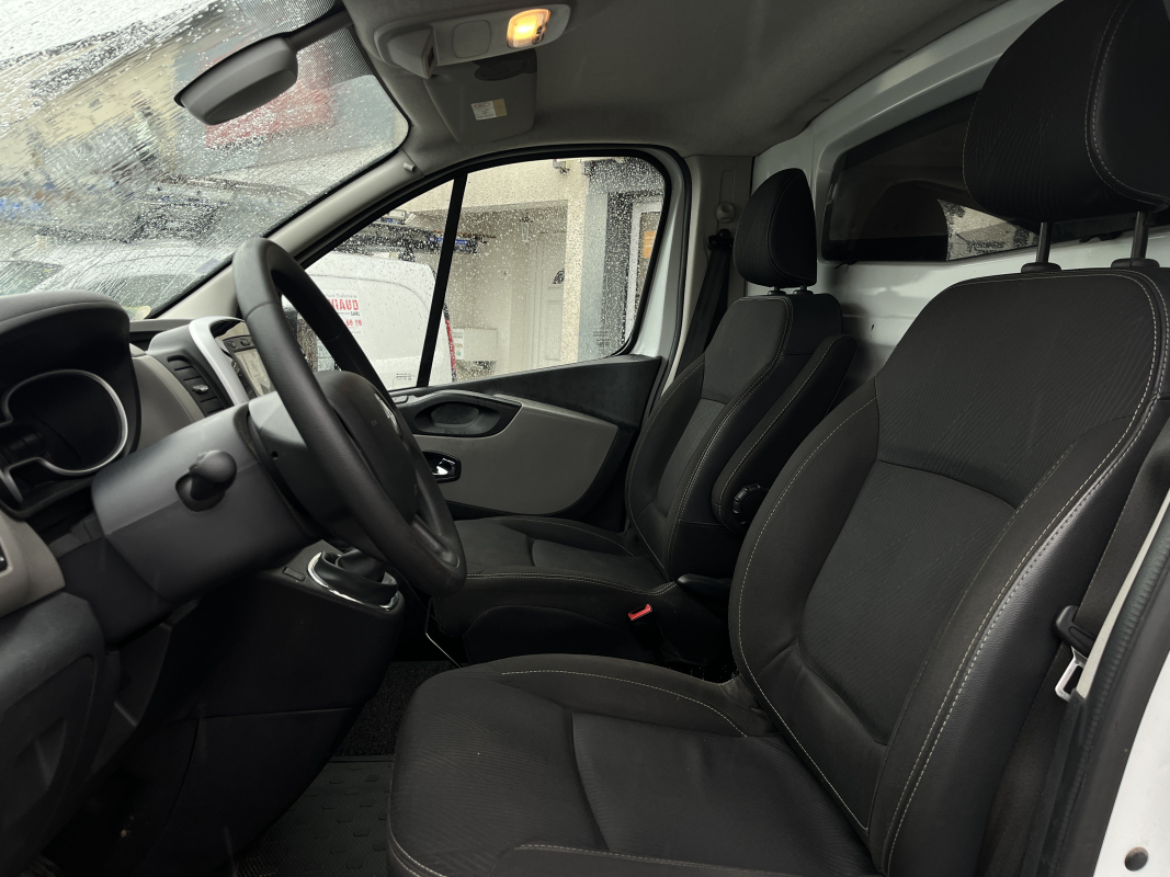 Renault Trafic — 12