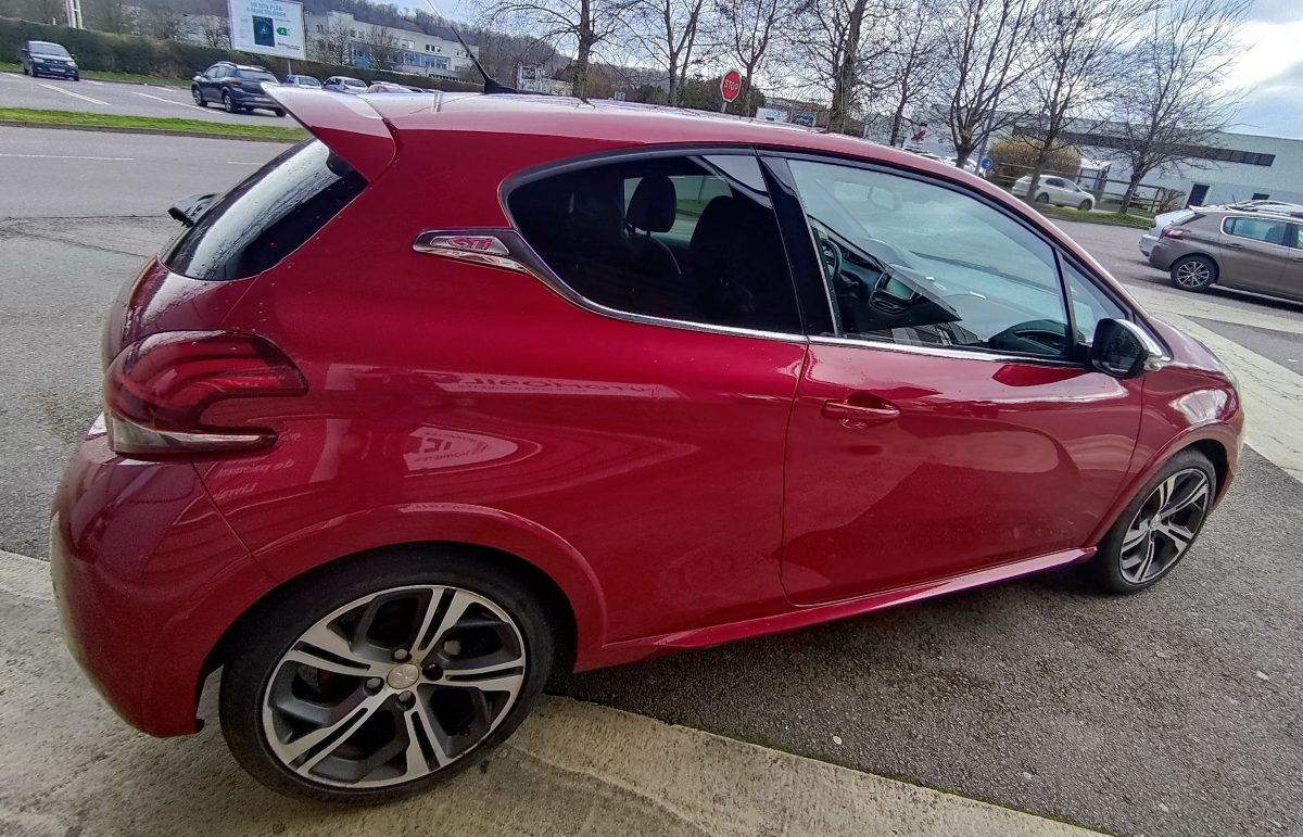 Peugeot 208 — 8