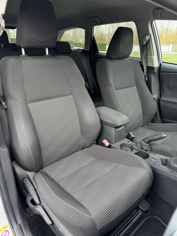 Toyota Auris — 18