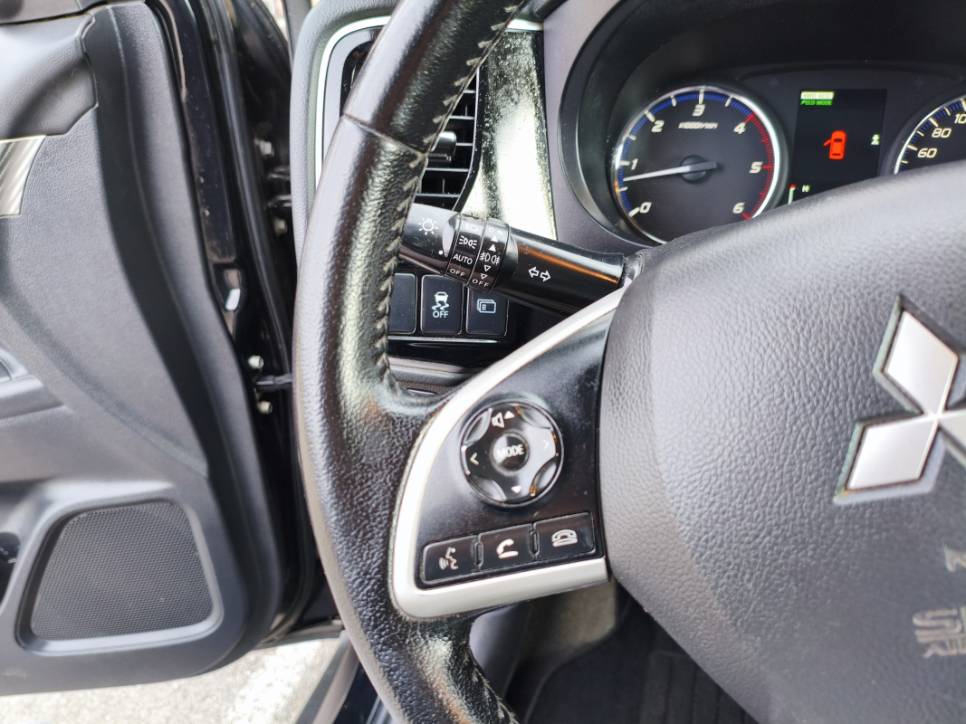 Mitsubishi Outlander — 14