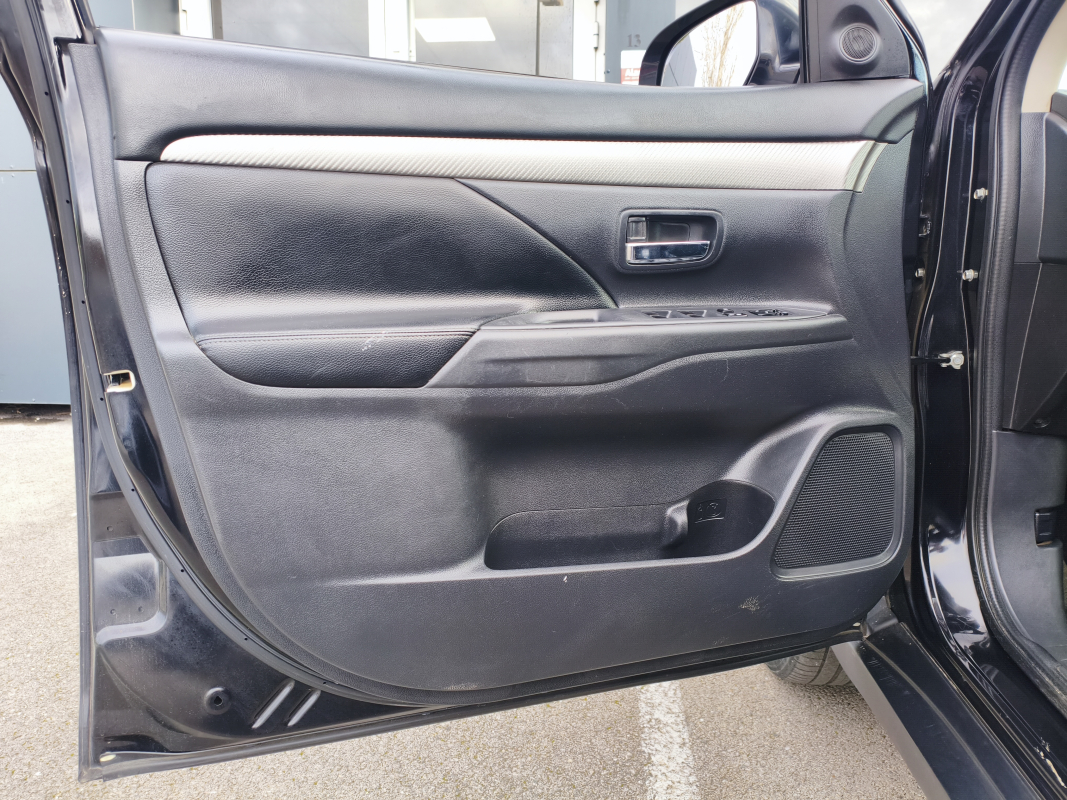 Mitsubishi Outlander — 25