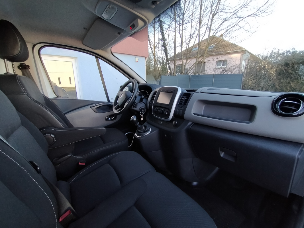 Renault Trafic — 12