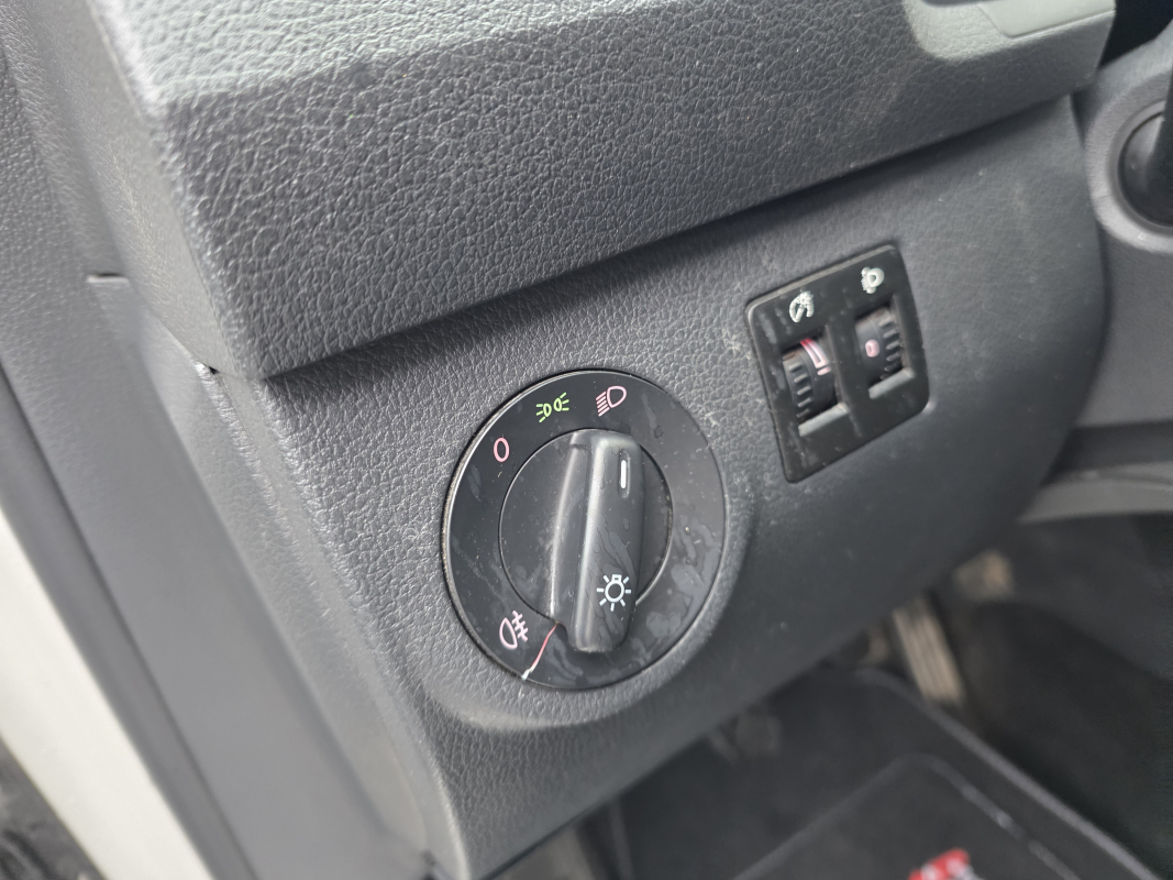 Volkswagen Caddy Van — 18