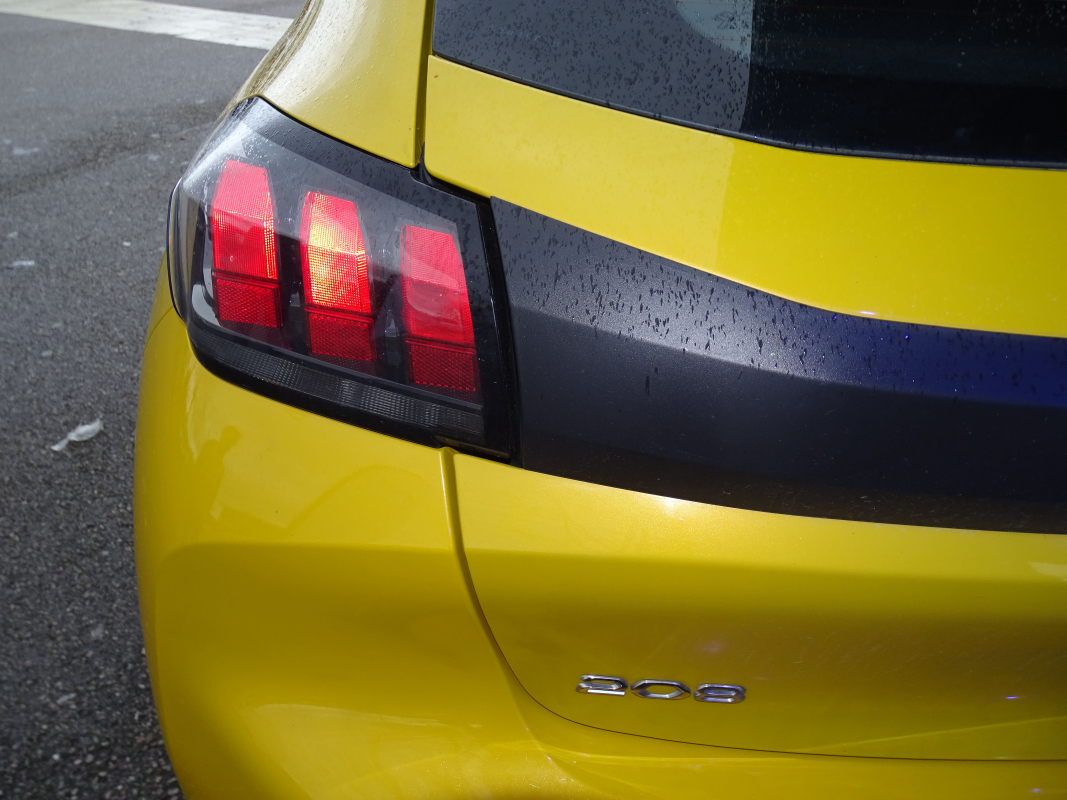 Peugeot 208 — 32