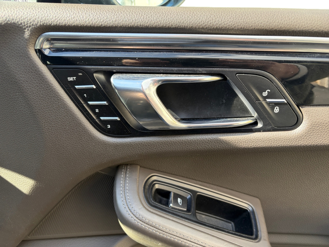 Porsche Macan — 23